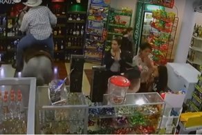 Пьяный ковбой заехал на лошади в супермаркет