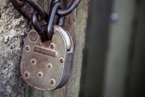 Граждан до 40 лет решили не выпускать за границу