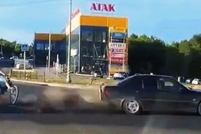 Авария дня. В Калуге мерседес на большой скорости сбил велосипедиста