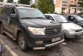 Горе-угонщица: девушка, возвращаясь из клуба ранним утром, разбила несколько машин