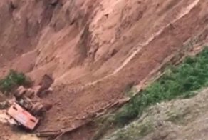 Вьетнамские экскаваторщики чудом спаслись во время оползня: видео