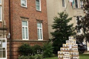 Мексиканские болельщики доставили подарок в посольство Южной Кореи