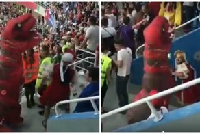 Мужик в кокошнике напал на тираннозавра: видео