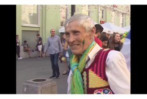 Юрий Белов вяжет и дарит футбольным фанатам сувениры на память о чемпионате мира: видео