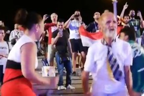 Колоритный дедушка зажег на фестивале болельщиков в Волгограде