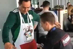 Мексиканский болельщик подшутил над сотрудником российской полиции