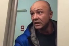 Мужчина пришел в ярость из-за громкой музыки из квартиры соседей посреди ночи