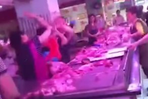 В Китае продавцы устроили мясную баталию на продуктовом рынке