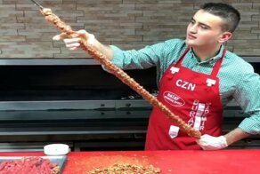 Турецкий повар показал, как он готовит свой фирменный гигантский люля-кебаб