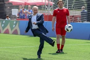 Владимир Путин попинал мяч и стал жертвой фотошоперов