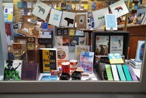 После жалоб на убытки хозяйка книжного магазина вмиг разбогатела