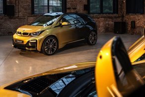В Чехии покрыли BMW i3 и i8 четырьмя слоями золота