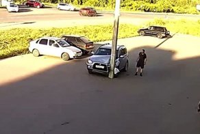 Водитель не заметил столб в самом центре парковки