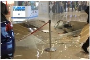 В иркутском ТЦ от прошедшего ливня рухнул потолок: видео