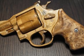 Револьвер S&W из дерева