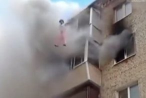 Мужчина спасает жизнь своего ребёнка, выбросив его из окна пятого этажа