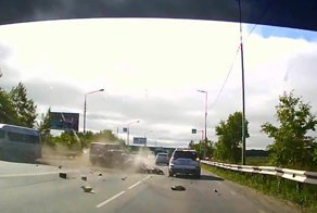 Авария дня.  В Кургане микроавтобус врезался в остановку