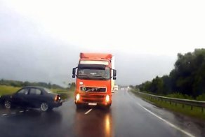 Водитель не уместился, совершая поворот