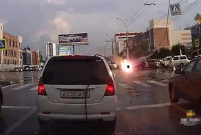 Электрический кабель оборвался и упал на машину
