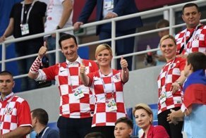 Президент Хорватии прилетела экономом, посмотрела матч с обычными фанатами и пригласила Путина в Сочи