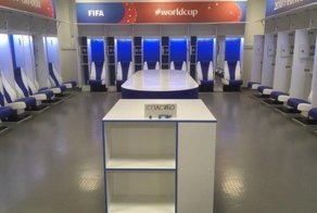 Почему японцы убирают за собой мусор на стадионах?