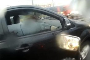 Двухколесный междурядчик разбил зеркало машине и трусливо сбежал