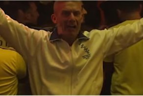 Английский фанат решил посмотреть матч в баре, полном болельщиков команды соперника