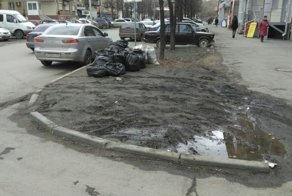 Житель Челябинска облагородил газон возле дома