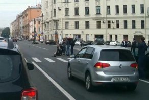 Мотоциклист сбил сотрудницу полиции на пешеходном переходе