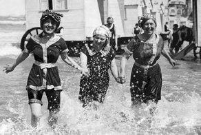 Как люди отдыхали на пляже 100 лет назад