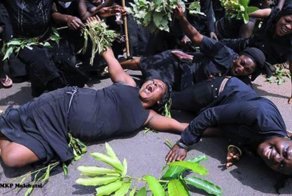 Жительницы Ганы зарабатывают на жизнь, рыдая на чужих похоронах