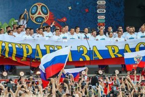 Футболисты сборной России встретились с болельщиками и поблагодарили за поддержку