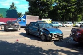 Авария дня. В Смоленске столкнулись сразу семь автомобилей
