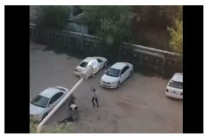 Таксиста избили камнями, чтобы не платить за проезд: видео