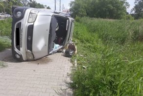 Автомобиль перевернулся из-за канализационного люка в Хабаровске