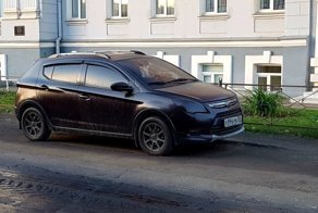 В Омске дорожники залили битумом припаркованные автомобили