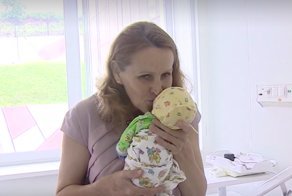 Жительница Владивостока родила тройню в 51 год: что будет с её детьми через 10 лет?