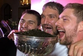 Александр Овечкин поел черной икры из Кубка Стэнли