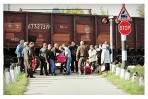 Чтобы похоронить покойников, жители Подмосковья вынуждены пролезать под составом