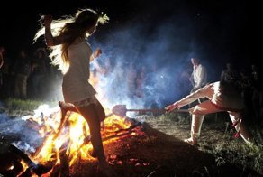 Девушка упала в костер во время праздника Ивана Купалы