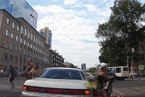 Блондинки бросили машину на дороге и пошли на шоппинг