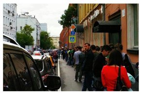 Быть первым: в центре Москвы выстроилась очередь за умными колонками