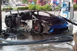 В США водитель минивэна забыл вынуть "пистолет" на АЗС и сжег суперкар lamborghini