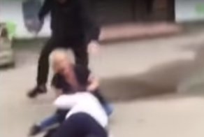 Мужчина разнял женскую драку, ударив одну из женщин ногой по голове