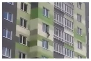 Прохожие поймали ребенка, упавшего с 7 этажа: видео