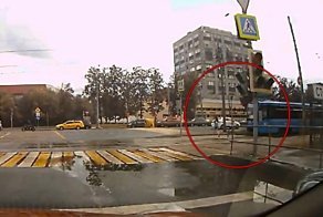 Авария дня.  В Москве девушка попала под травмвай