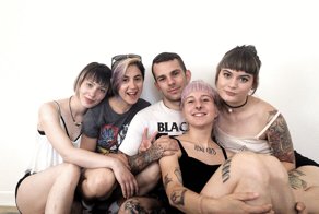 "Я б имел трех жен": как живут современные многоженцы и сторонники свободных отношений в России
