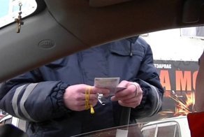 Самый эффективный прием, если инспектор забрал права и не отдает