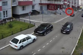 Камера зафиксировала, как воронежец падает с 25 этажа: видео