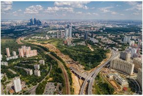 А Москва, красавица,  все строится и строится
